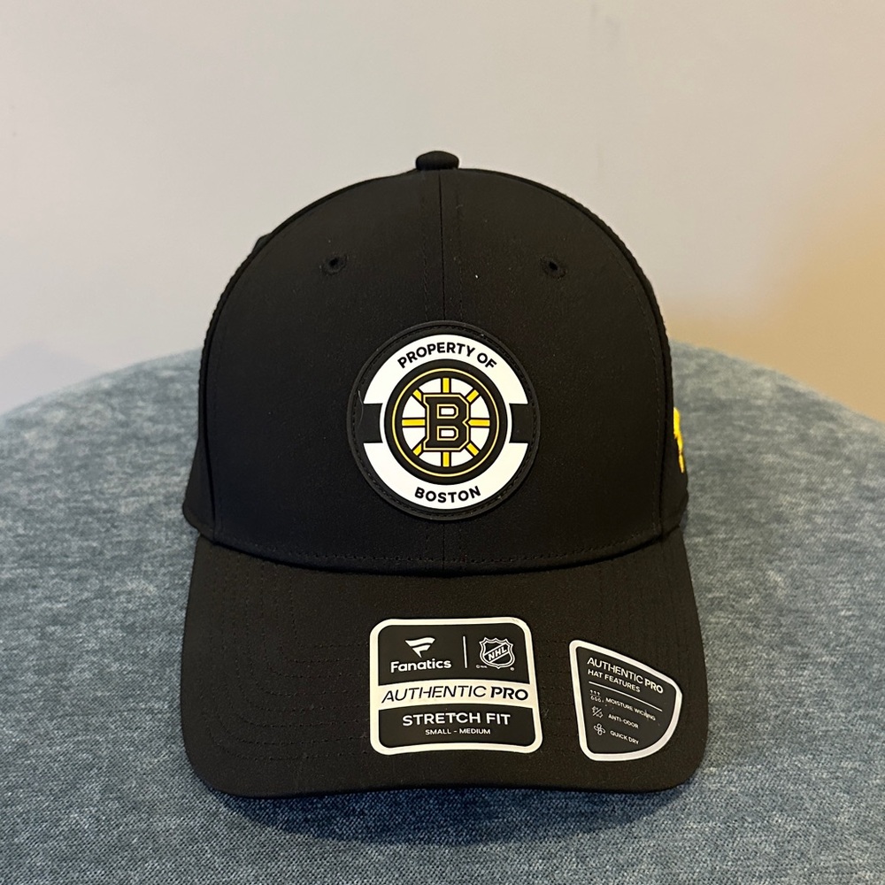 BRAND NEW, NEVER WORN. Fanatics Black Bruins Hockey Stretch Fitted Cap